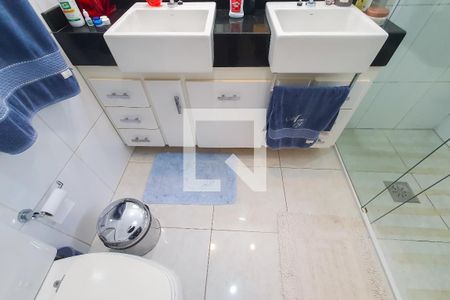 Casa à venda com 250m², 4 quartos e 2 vagas Casa à venda com 250m², 4 quartos e 2 vagasBanheiro da Suíte