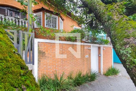 Casa à venda com 250m², 4 quartos e 2 vagas Casa à venda com 250m², 4 quartos e 2 vagasFachada