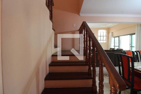 Casa para alugar com 1000m², 3 quartos e 6 vagasEscada 