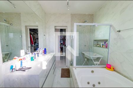 Casa à venda com 270m², 4 quartos e 4 vagasBanheiro suíte