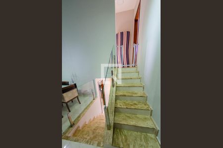 Casa à venda com 270m², 4 quartos e 4 vagasEscada