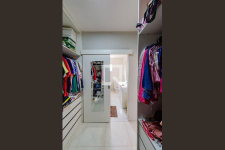 Casa à venda com 270m², 4 quartos e 4 vagasCloset