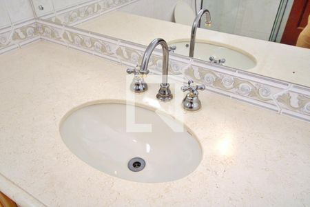 Casa à venda com 417m², 4 quartos e 5 vagasBanheiro da Suíte 2