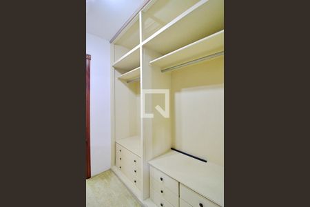Casa à venda com 417m², 4 quartos e 5 vagasCloset 2 da Suíte 1