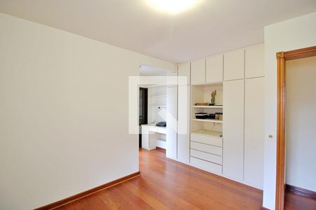 Casa à venda com 417m², 4 quartos e 5 vagasSuíte 3