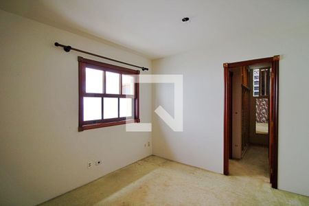 Casa à venda com 417m², 4 quartos e 5 vagasSuíte 2