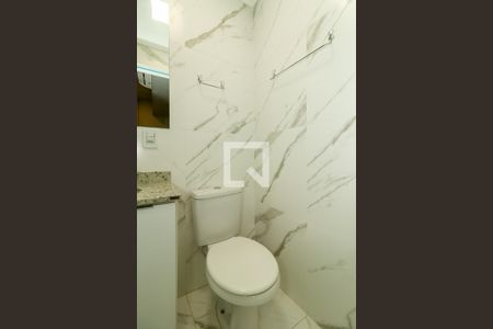 Banheiro de kitnet/studio para alugar com 1 quarto, 35m² em São Geraldo, Porto Alegre