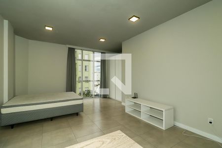 Sala / Quarto / Cozinha de kitnet/studio para alugar com 1 quarto, 35m² em São Geraldo, Porto Alegre