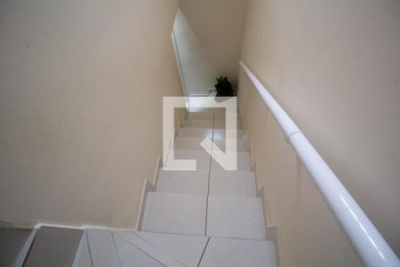 Casa de condomínio à venda com 67m², 2 quartos e 1 vagaEscada