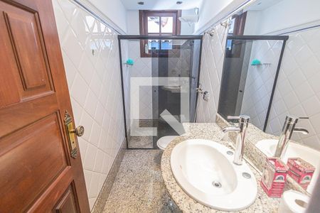 Banheiro da suíte de casa de condomínio à venda com 3 quartos, 560m² em Glória, Belo Horizonte