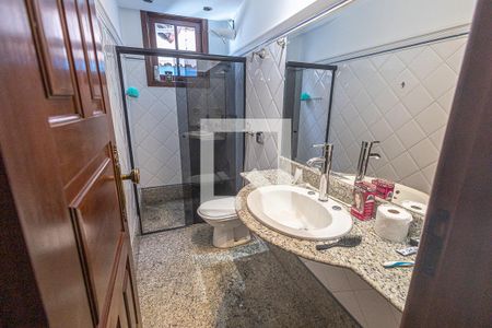 Banheiro da suíte de casa de condomínio à venda com 3 quartos, 560m² em Glória, Belo Horizonte