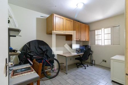 Casa à venda com 260m², 5 quartos e 4 vagas Casa à venda com 260m², 5 quartos e 4 vagasEdícula - Quarto da suíte