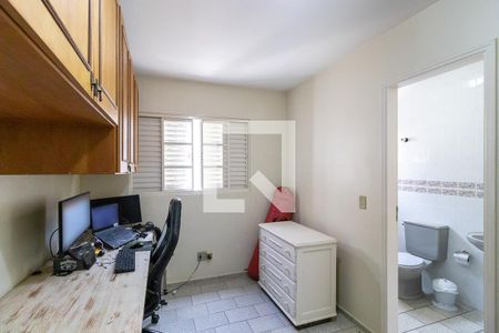 Casa à venda com 260m², 5 quartos e 4 vagas Casa à venda com 260m², 5 quartos e 4 vagasEdícula - Quarto da suíte