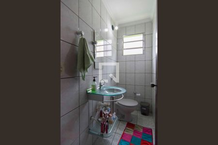Banheiro  de casa à venda com 3 quartos, 180m² em Vila Marina, São Paulo