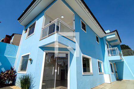 Casa à venda com 230m², 4 quartos e 4 vagas Casa à venda com 230m², 4 quartos e 4 vagasfrente