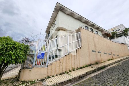 Casa à venda com 486m², 4 quartos e 6 vagas Casa à venda com 486m², 4 quartos e 6 vagasFachada