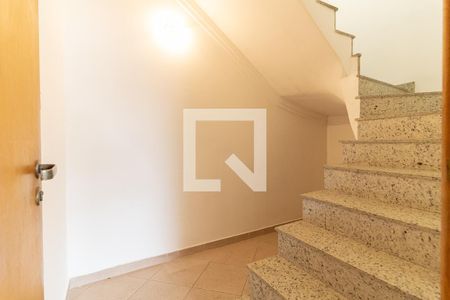 Casa para alugar com 230m², 3 quartos e 3 vagasEscada