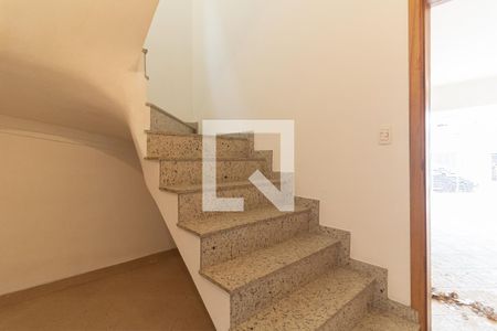 Casa para alugar com 230m², 3 quartos e 3 vagasEscada