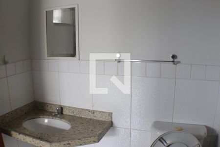 Banheiro de kitnet/studio para alugar com 1 quarto, 40m² em Curicica, Rio de Janeiro