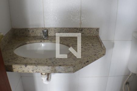 Banheiro de kitnet/studio para alugar com 1 quarto, 40m² em Curicica, Rio de Janeiro