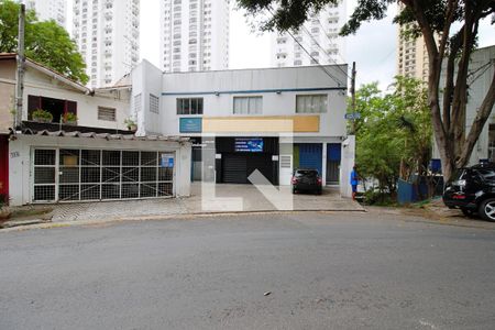 Casa à venda com 780m², 4 quartos e 5 vagas Casa à venda com 780m², 4 quartos e 5 vagasFachada