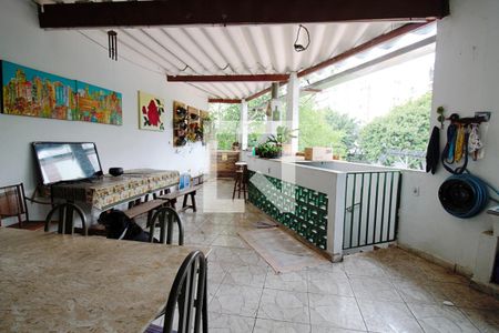 Casa à venda com 780m², 4 quartos e 5 vagas Casa à venda com 780m², 4 quartos e 5 vagasTerraço