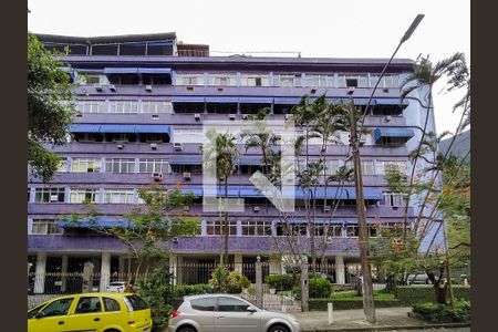 Apartamento à venda com 80m², 2 quartos e 1 vagaFachada e portaria