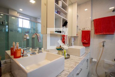 Apartamento à venda com 220m², 3 quartos e 2 vagasBanheiro da Suíte 1