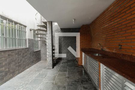 Casa à venda com 220m², 4 quartos e 3 vagas Casa à venda com 220m², 4 quartos e 3 vagasQuintal - Churrasqueira