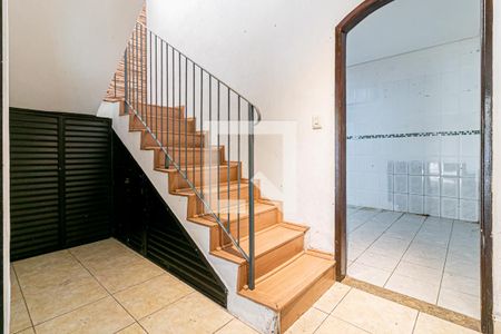 Escadas de casa para alugar com 3 quartos, 200m² em Jardim Santa Helena, Itaquaquecetuba