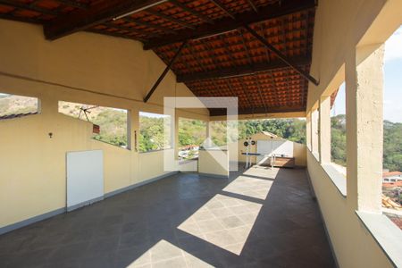 Casa à venda com 360m², 3 quartos e 3 vagas Casa à venda com 360m², 3 quartos e 3 vagasTerraço
