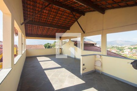 Casa à venda com 360m², 3 quartos e 3 vagas Casa à venda com 360m², 3 quartos e 3 vagasTerraço