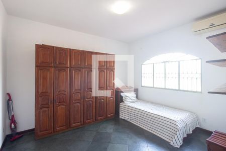 Casa à venda com 360m², 3 quartos e 3 vagas Casa à venda com 360m², 3 quartos e 3 vagasQuarto