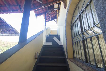 Casa à venda com 360m², 3 quartos e 3 vagas Casa à venda com 360m², 3 quartos e 3 vagasEscada