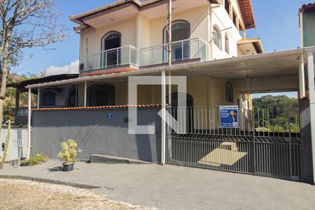 Casa à venda com 360m², 3 quartos e 3 vagas Casa à venda com 360m², 3 quartos e 3 vagasFachada