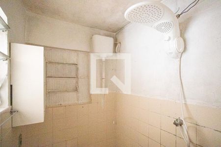 Banheiro de kitnet/studio para alugar com 1 quarto, 25m² em Vila Dirce, Carapicuíba