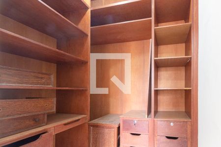 Casa de condomínio para alugar com 850m², 8 quartos e 5 vagas Casa de condomínio para alugar com 850m², 8 quartos e 5 vagasCloset Quarto 8