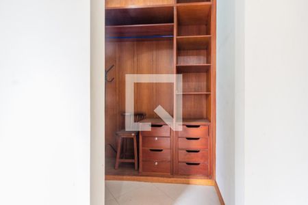 Casa de condomínio para alugar com 850m², 8 quartos e 5 vagas Casa de condomínio para alugar com 850m², 8 quartos e 5 vagasCloset Quarto 7