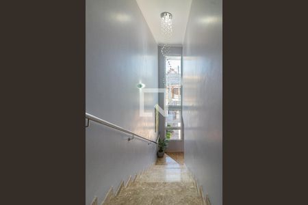 Casa à venda com 130m², 3 quartos e 2 vagas Casa à venda com 130m², 3 quartos e 2 vagasEscada