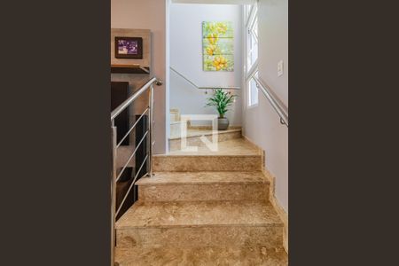 Casa à venda com 130m², 3 quartos e 2 vagas Casa à venda com 130m², 3 quartos e 2 vagasEscada