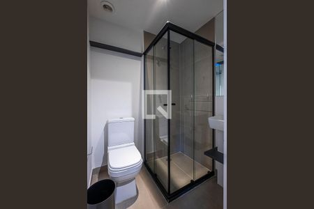 Banheiro de kitnet/studio para alugar com 1 quarto, 18m² em Pinheiros, São Paulo