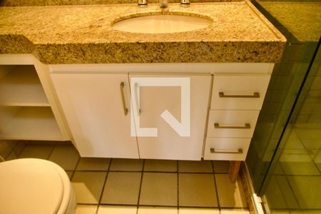 Apartamento à venda com 284m², 4 quartos e 3 vagas Apartamento à venda com 284m², 4 quartos e 3 vagasBanheiro social