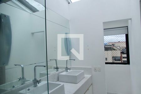 Apartamento à venda com 284m², 4 quartos e 3 vagas Apartamento à venda com 284m², 4 quartos e 3 vagasSuíte 2 banheiro
