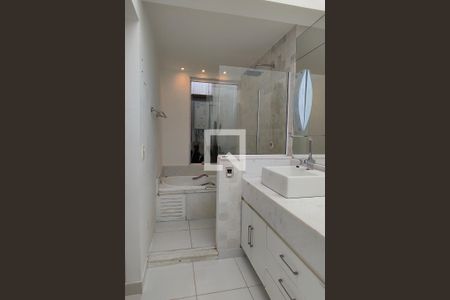 Apartamento à venda com 284m², 4 quartos e 3 vagas Apartamento à venda com 284m², 4 quartos e 3 vagasSuíte 2 banheiro