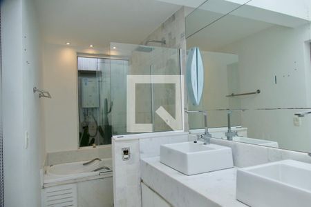 Apartamento à venda com 284m², 4 quartos e 3 vagas Apartamento à venda com 284m², 4 quartos e 3 vagasSuíte 2 banheiro