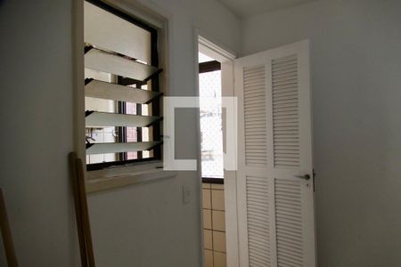 Apartamento à venda com 284m², 4 quartos e 3 vagas Apartamento à venda com 284m², 4 quartos e 3 vagasQuarto serviço