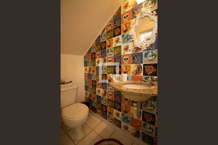 Casa de condomínio à venda com 128m², 3 quartos e 2 vagasLavabo