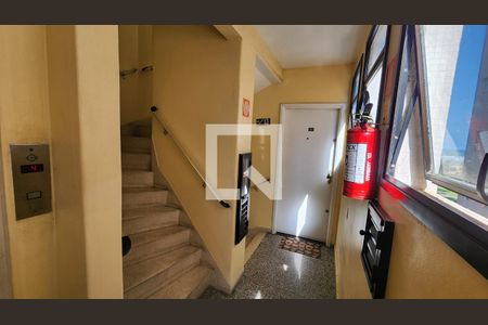 Apartamento para alugar com 97m², 3 quartos e sem vaga Apartamento para alugar com 97m², 3 quartos e sem vagaEscada
