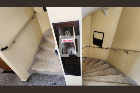 Apartamento para alugar com 97m², 3 quartos e sem vaga Apartamento para alugar com 97m², 3 quartos e sem vagaEscada