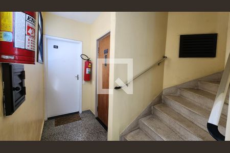 Apartamento para alugar com 97m², 3 quartos e sem vaga Apartamento para alugar com 97m², 3 quartos e sem vagaEscada